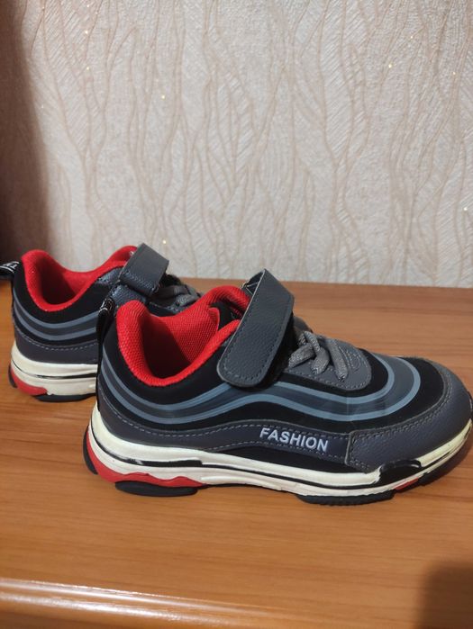 Дитяче взуття в гарному стані