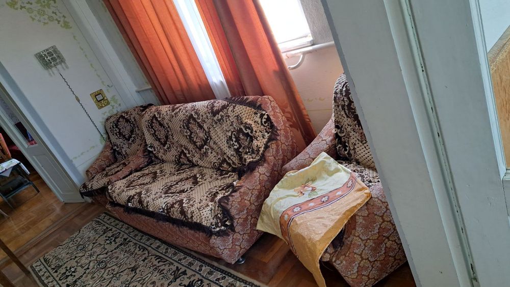 Продається диван і два крісна в доброму стані оббивка в коричневому ко