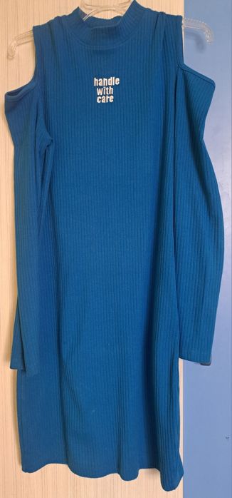 Sukienka z odkrytymi ramionami