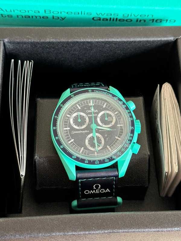 Omega x Swatch SO33L103 Earth - Aurora borealis w designie
