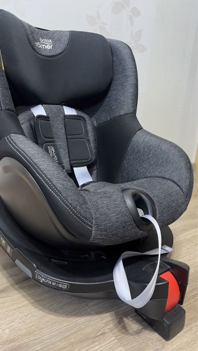 Продам автокресло Britax Romer dualfix m size