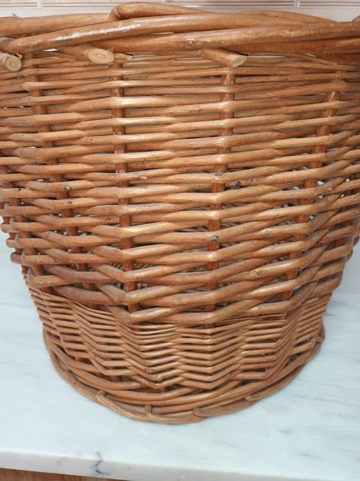 Cesto de verga grande feito e trabalhado à mão