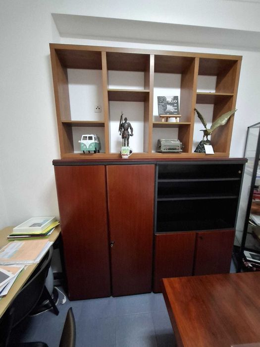 Mobiliário de Escritório Completo (Secretárias, Armários, Cadeiras)
