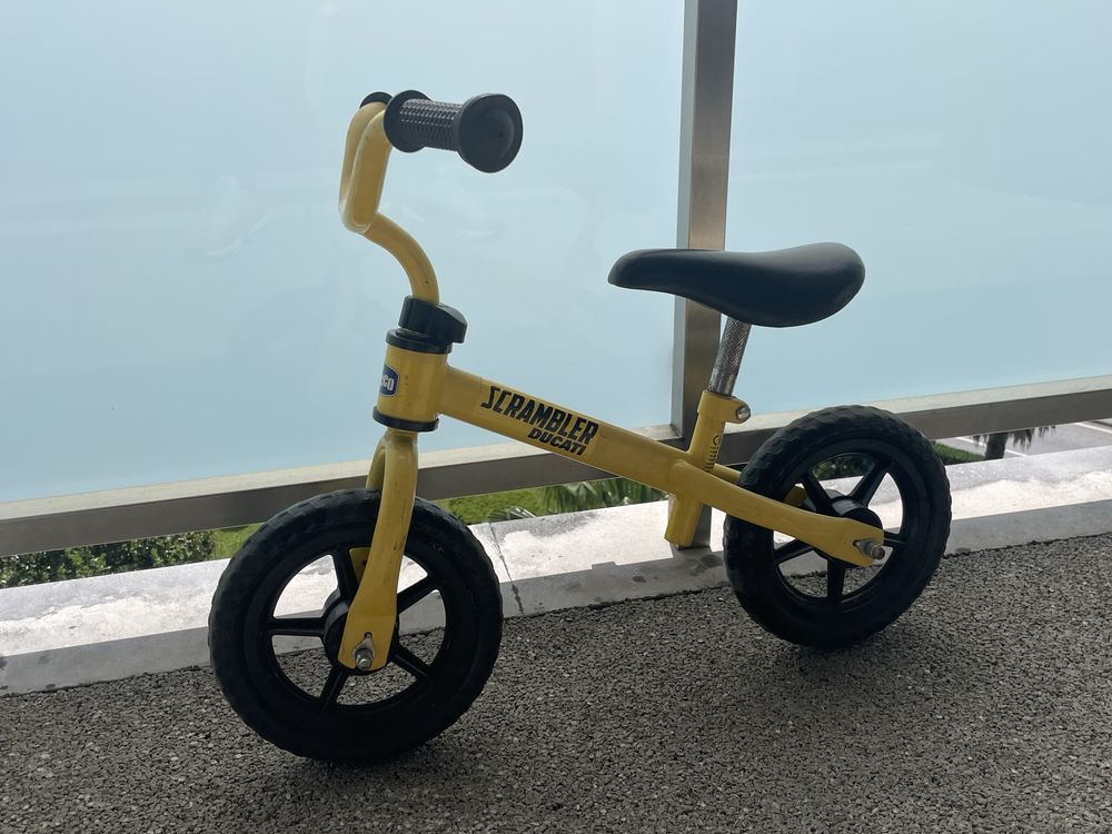 Bicicleta de equilibrio - criança