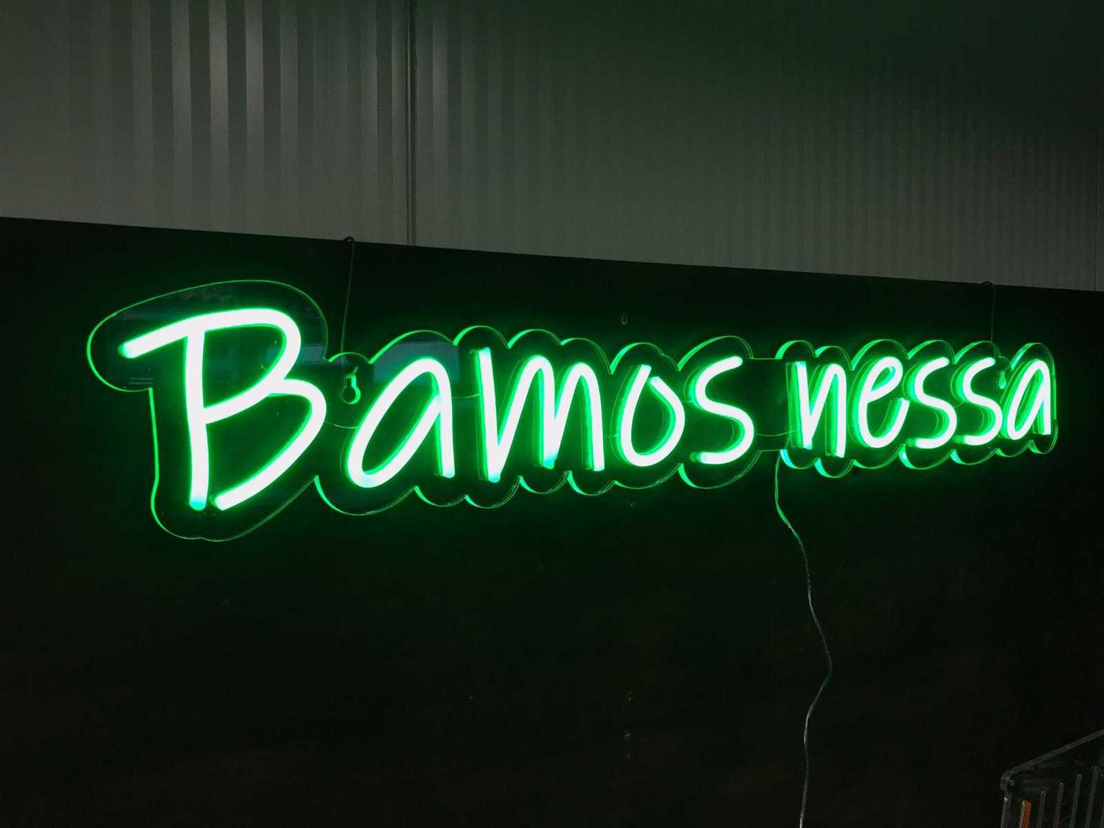 reclamo neon led aplicado em acrilico personalizavel