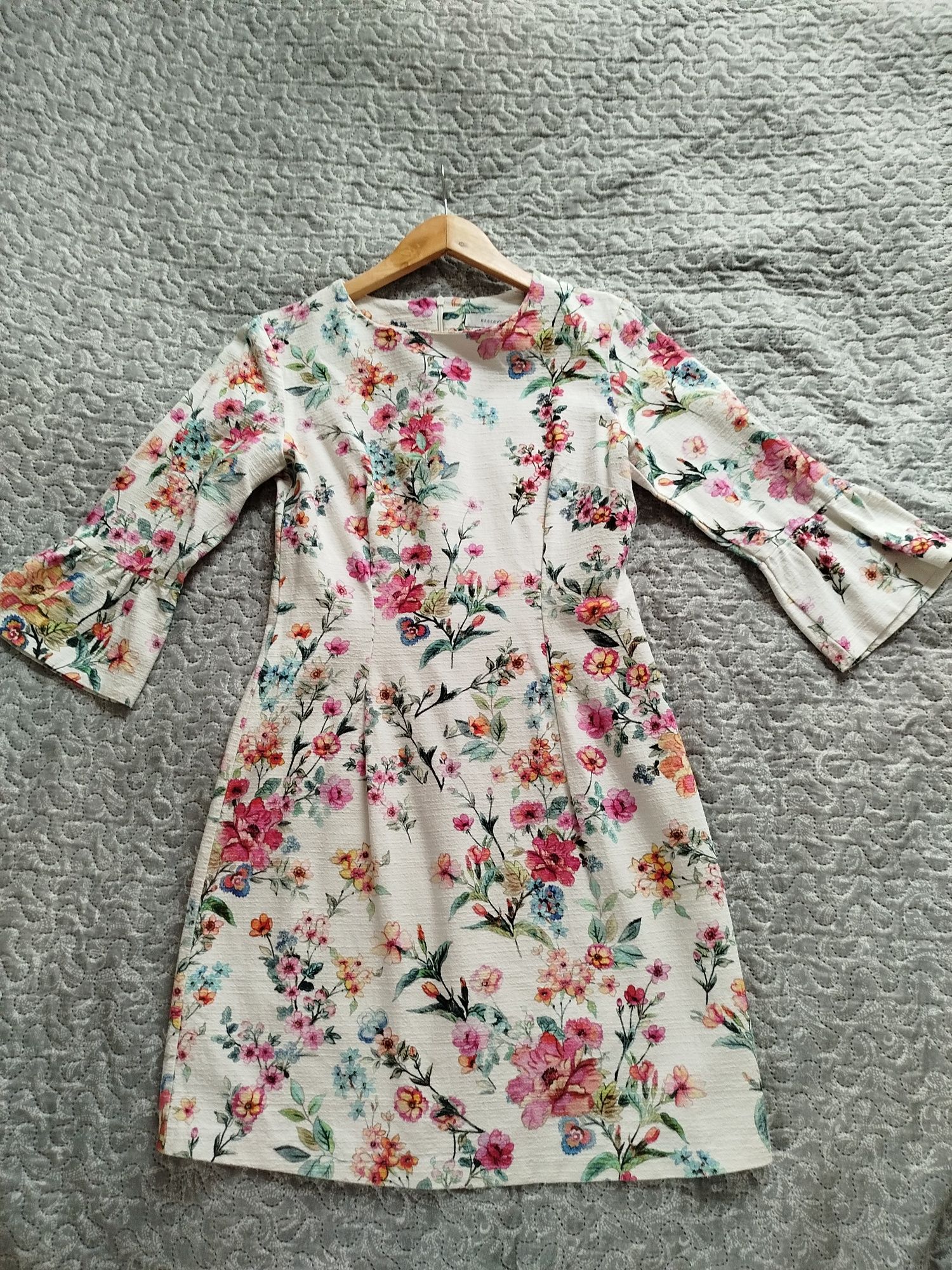 Sukienka kremowa w kwiaty Reserved r.34