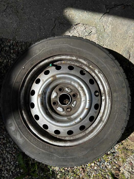 Opony zimowe 195/60R15 88H wraz z stalowymi felgami. Dwie sztuki
