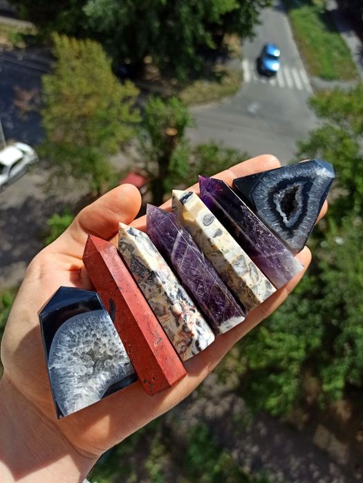 Натуральні мінерали,обеліск,вежа,кристал,куля,фігурка,каміння,камні