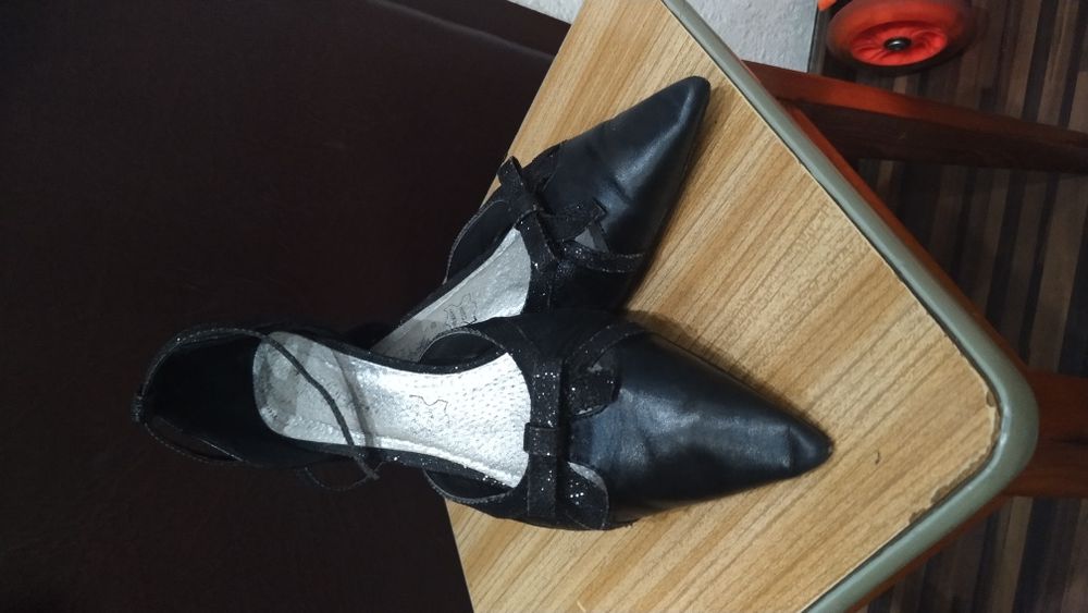 Buty szpilki z brokatem czarne na obcasie zapinane wokół kostki