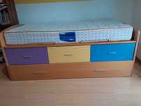 Cama-estudio, 2 camas, 2 colchões e 3 gavetas.