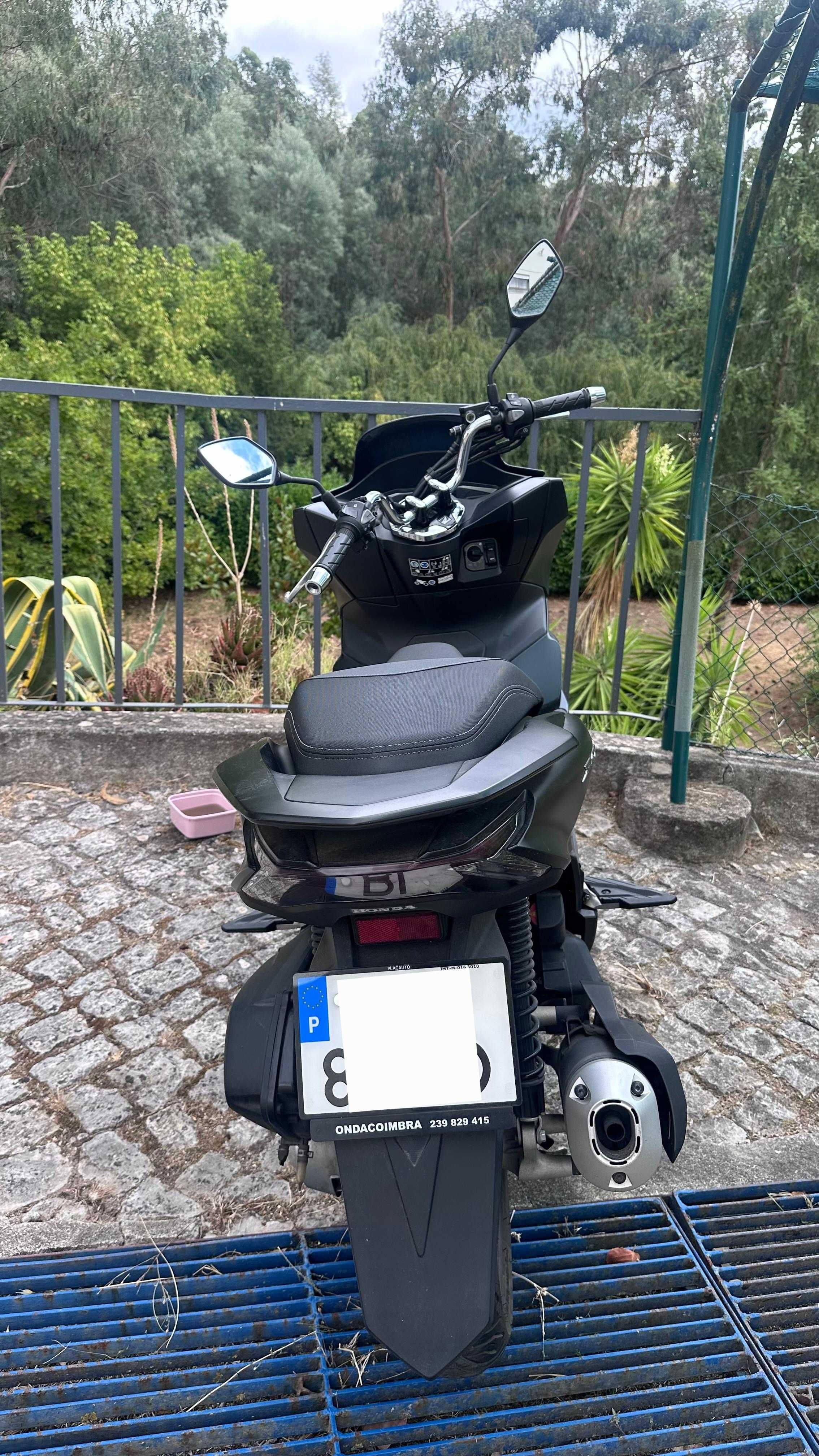 Honda PCX 2024 preta