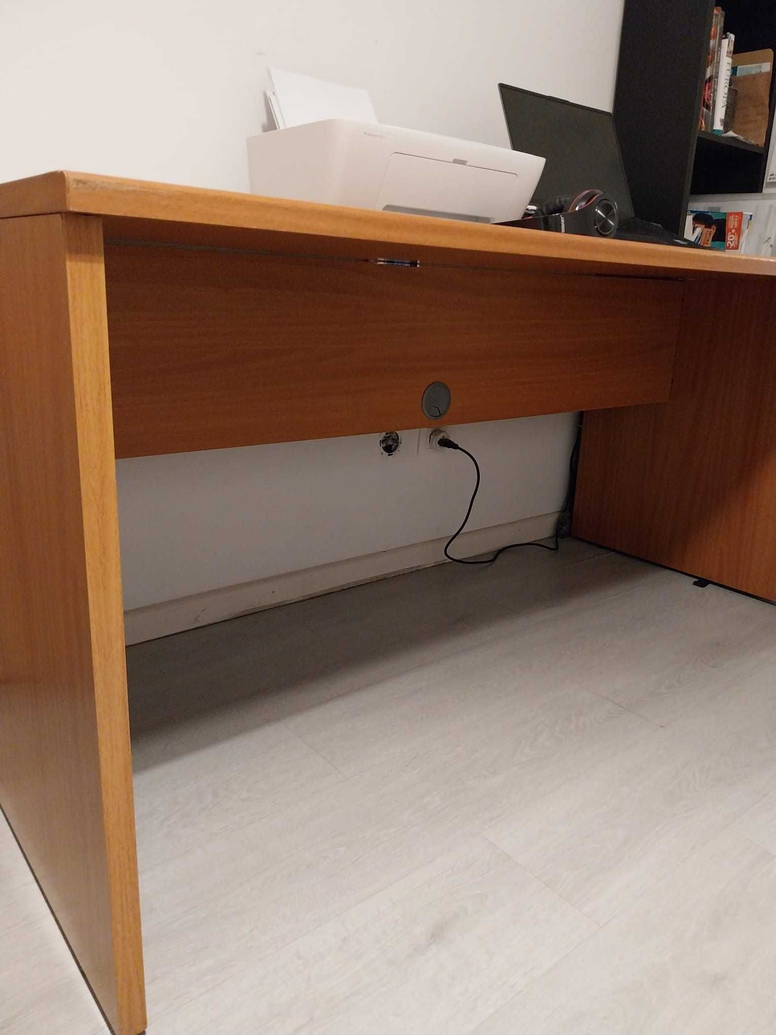 Mesa em madeira para escritório