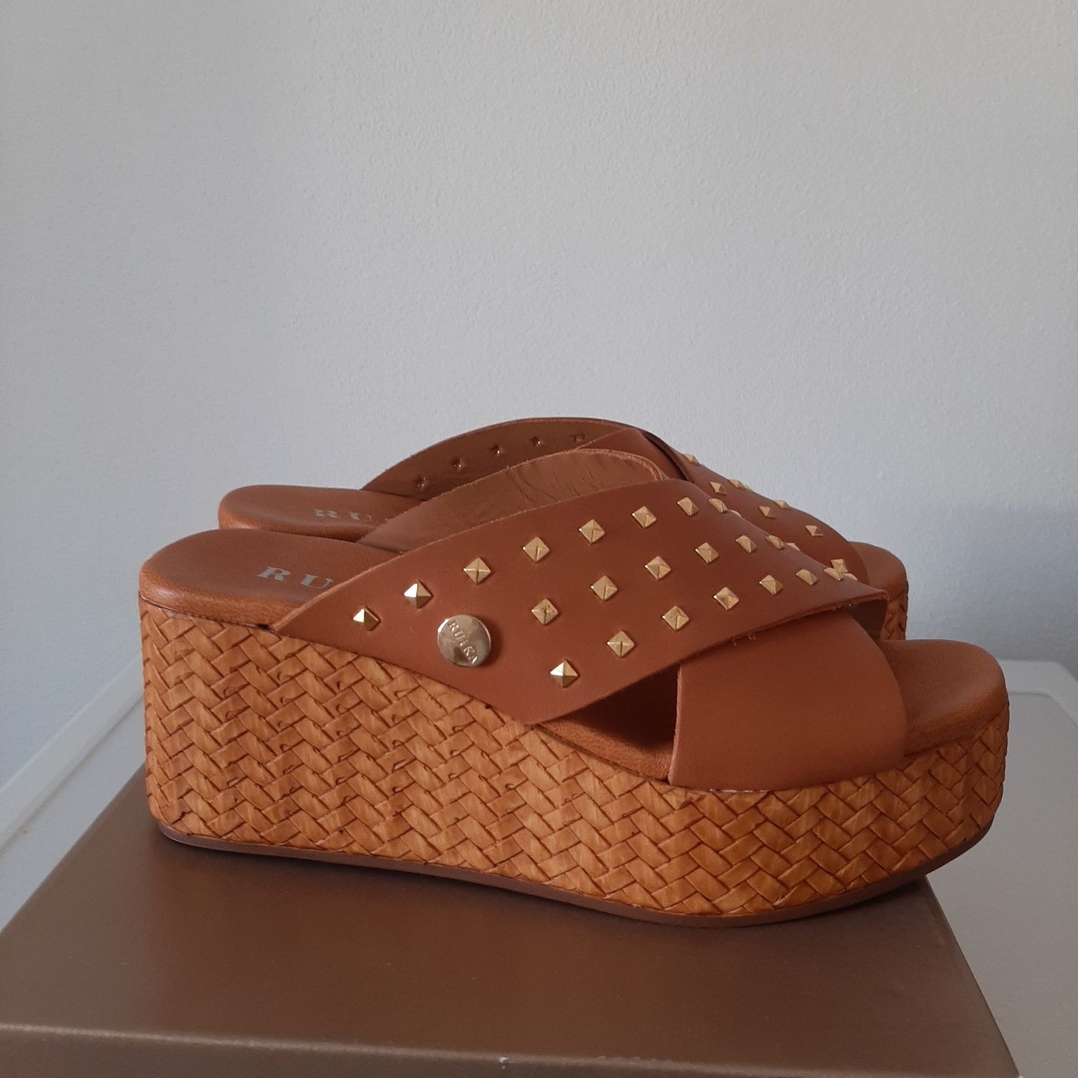 Ruika sandálias em Pele