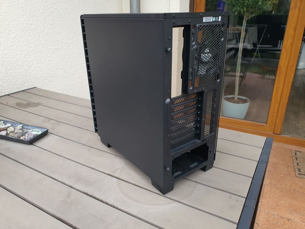 Obudowa gamingowa Corsair RGB z 6 wentylatorami