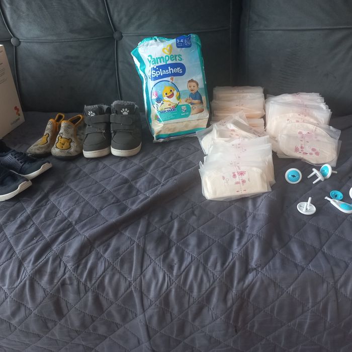 Wkładki akuku, buciki 23, pampersy do wody