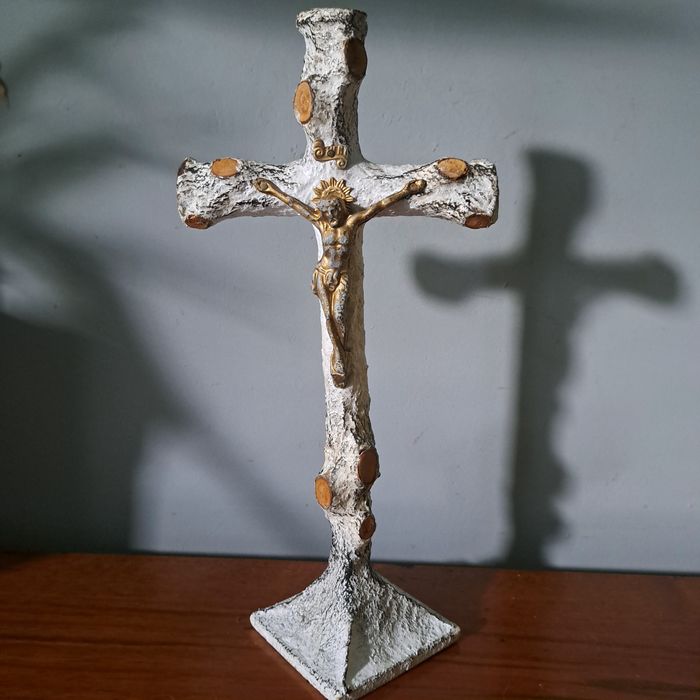 Stylowy krzyż brzozowy.