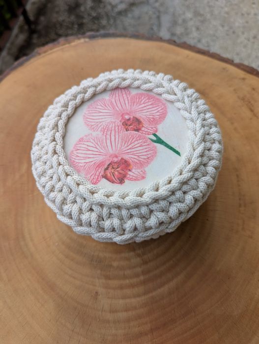 Białe pudełeczko ze storczykiem rękodzieło na biżuterię