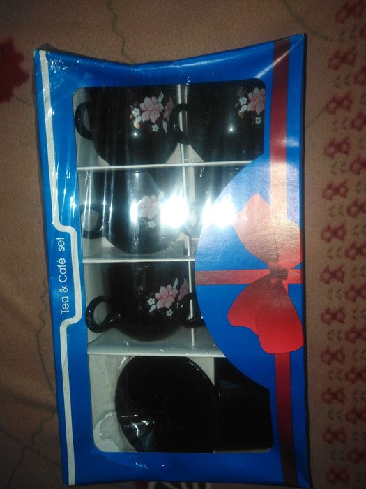 Новий сервіз, стакани, декоративна тарілка