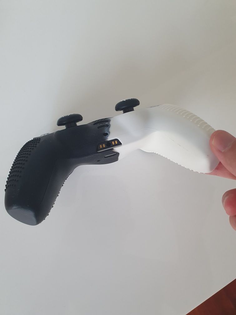 Capa Protetora Preto e Branco para Comando de PS5