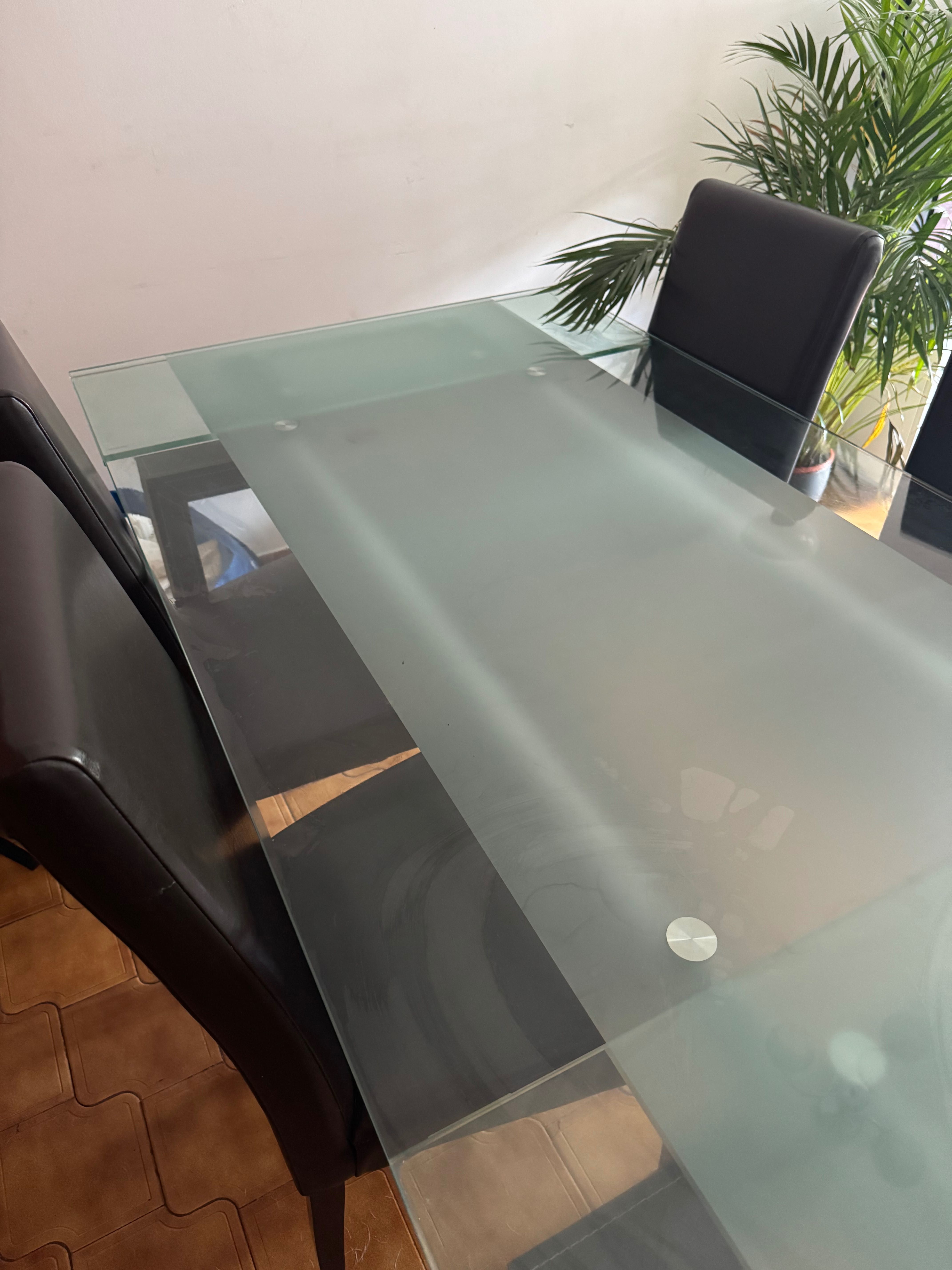 Mesa de vidro com 4 cadeiras