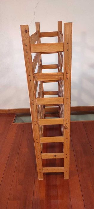 Garrafeira em pinho para 56 garrafas!