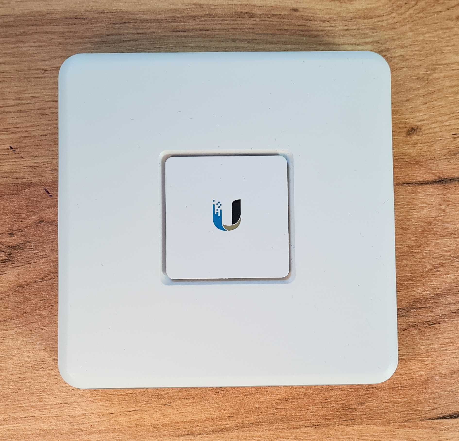 Маршрутизатор (роутер) Ubiquiti Networks UniFi Security Gateway USG
