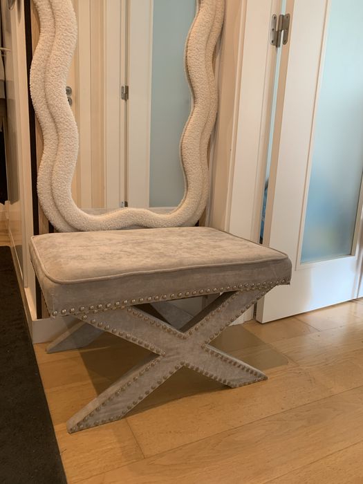 Banqueta cinza clara com tachas como Nova.