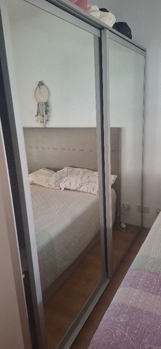 Roupeiro com portas deslizantes e vidro embutido