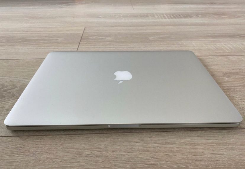 MacBook Pro 15 2015 i7 2.5GHz 16GB 512GB SSD.