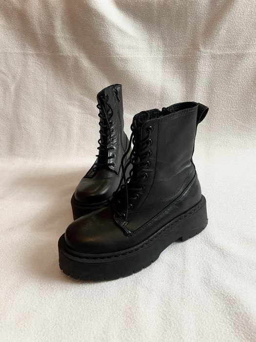 Чорні шкіряні ботінки