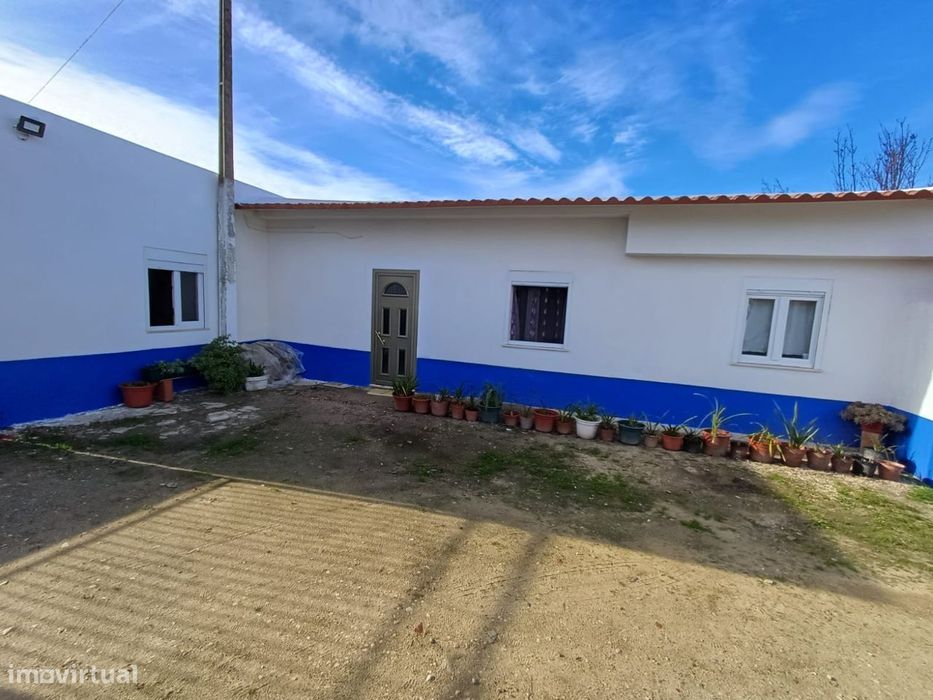 Moradia com garagem , anexos e furo terreno com 4860m2