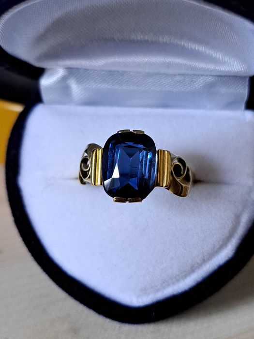 Pierścionek z szafirem.  Antyk