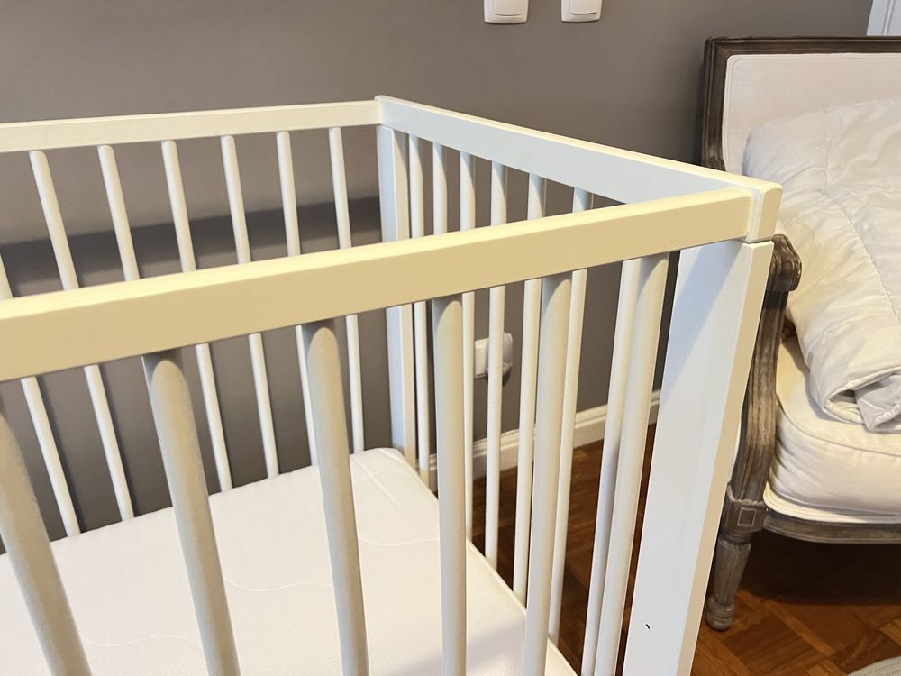 Cama de bébé marca Ikea