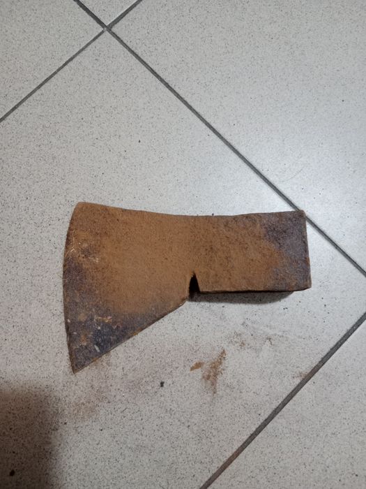 Siekiera z czasów PRL.