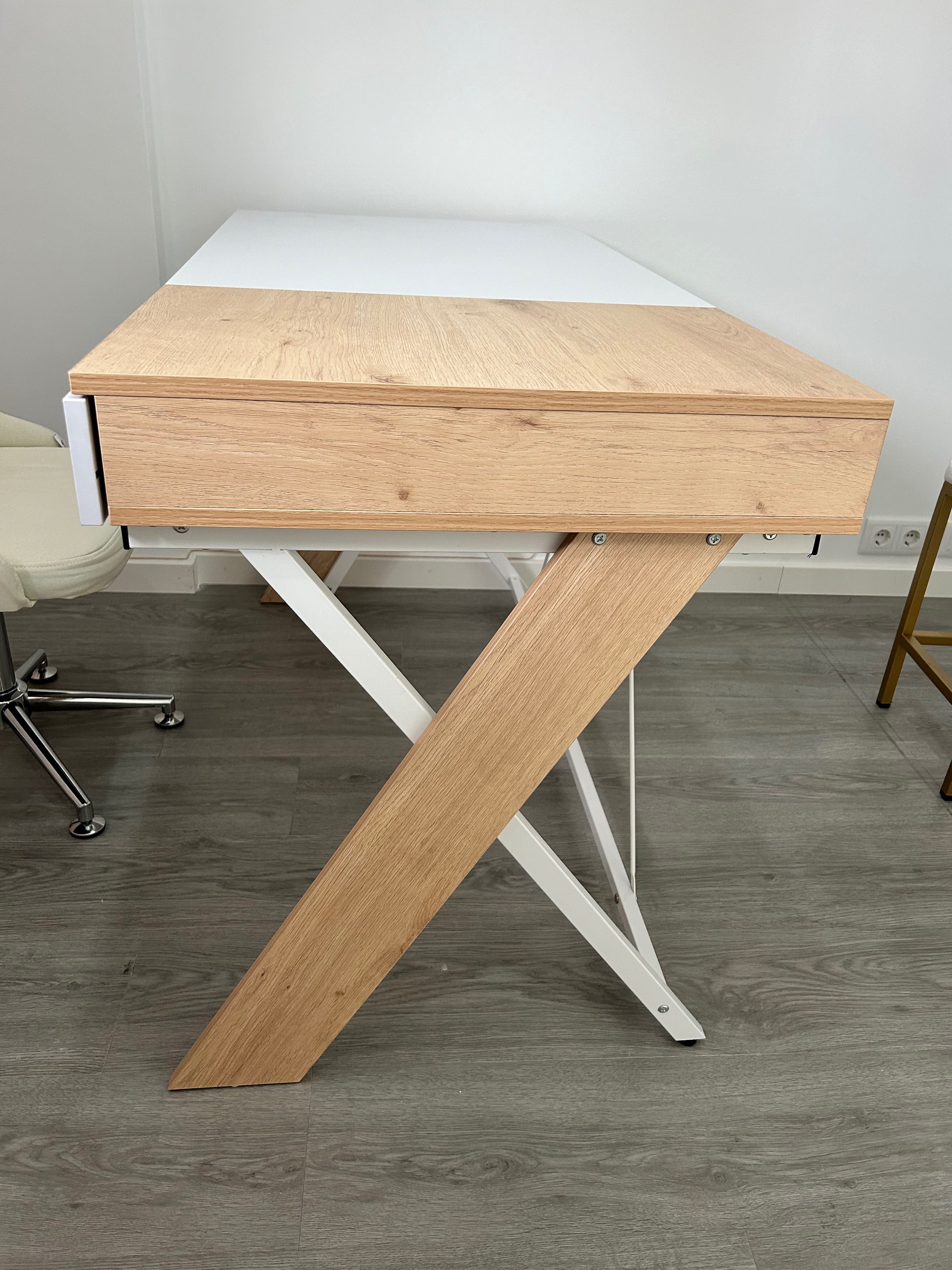 Mesa de escritório nova