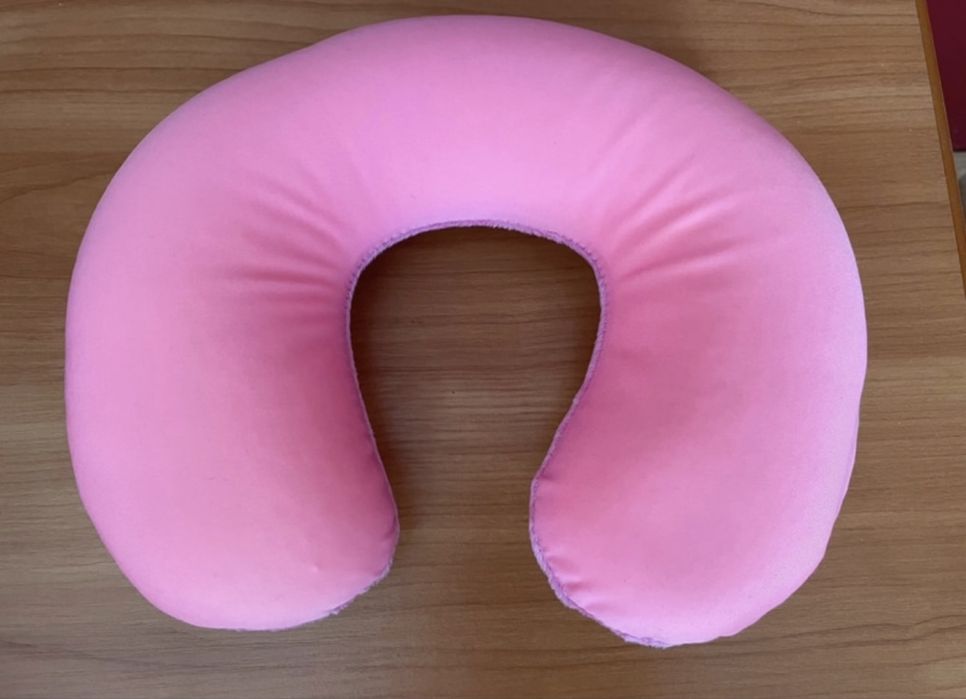 Poduszka dziewczęca podróżna do samochodu różowa nowa bez metki
