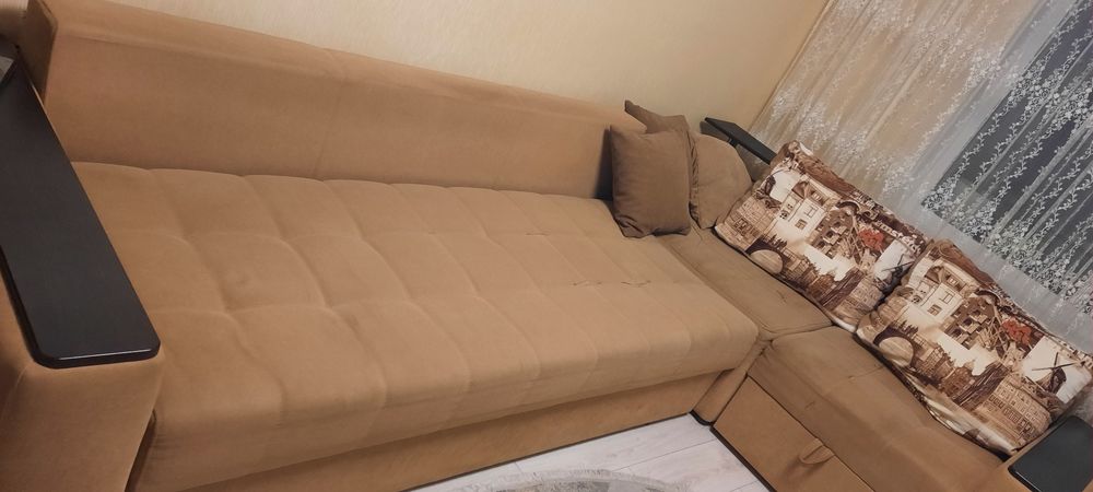 Диван в гарному стані