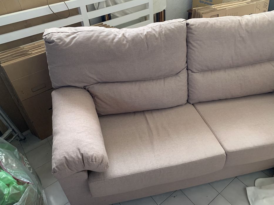 Sofa de dois lugares em tecido