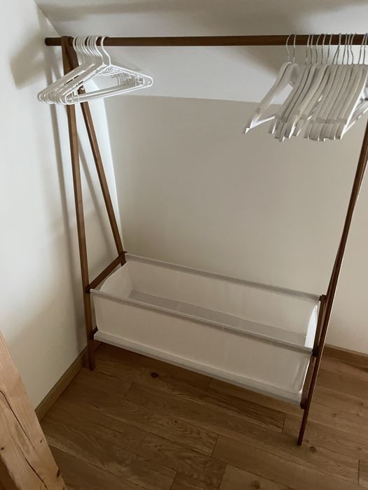 Wieszak na ubrania a pojemnikiem