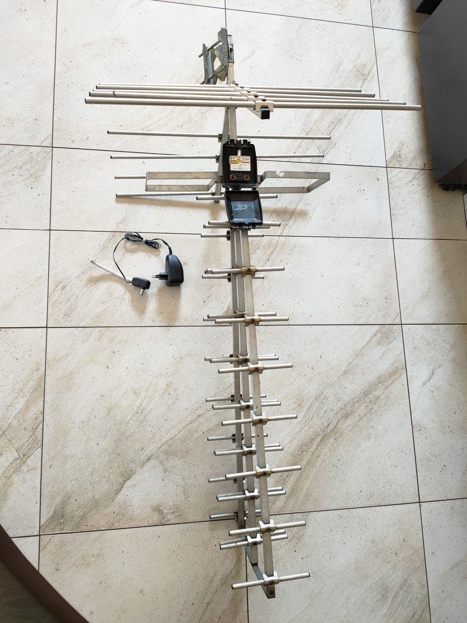 Antena szerokopasmowa z zasilaczem