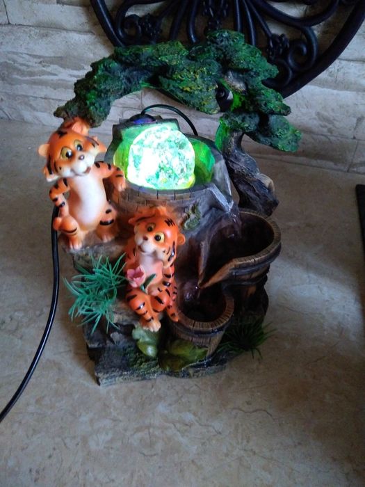 Dekoracja wodospad podświetlany ruchoma kula