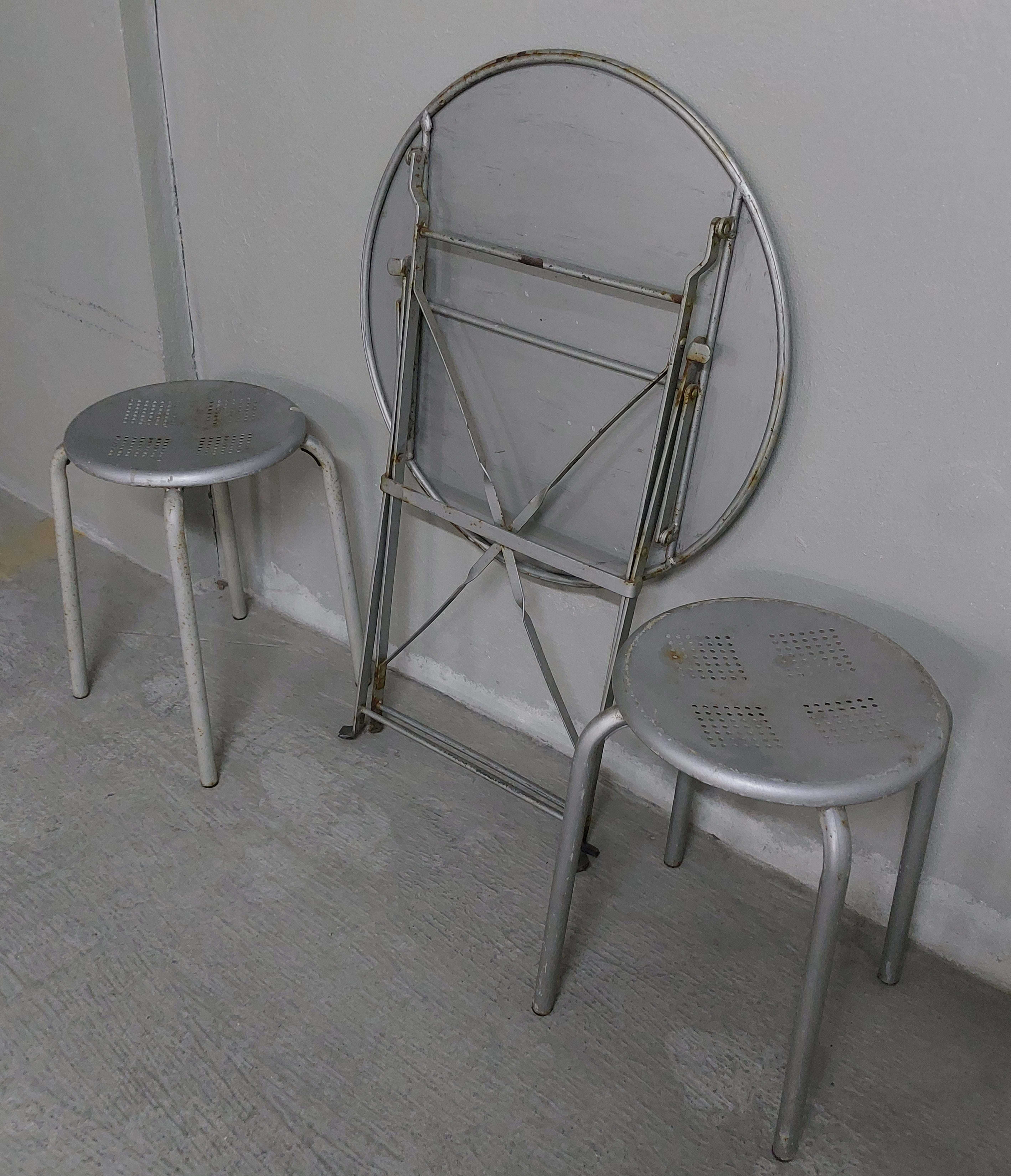 Mesa metal de jardim (oferta 2 bancos)