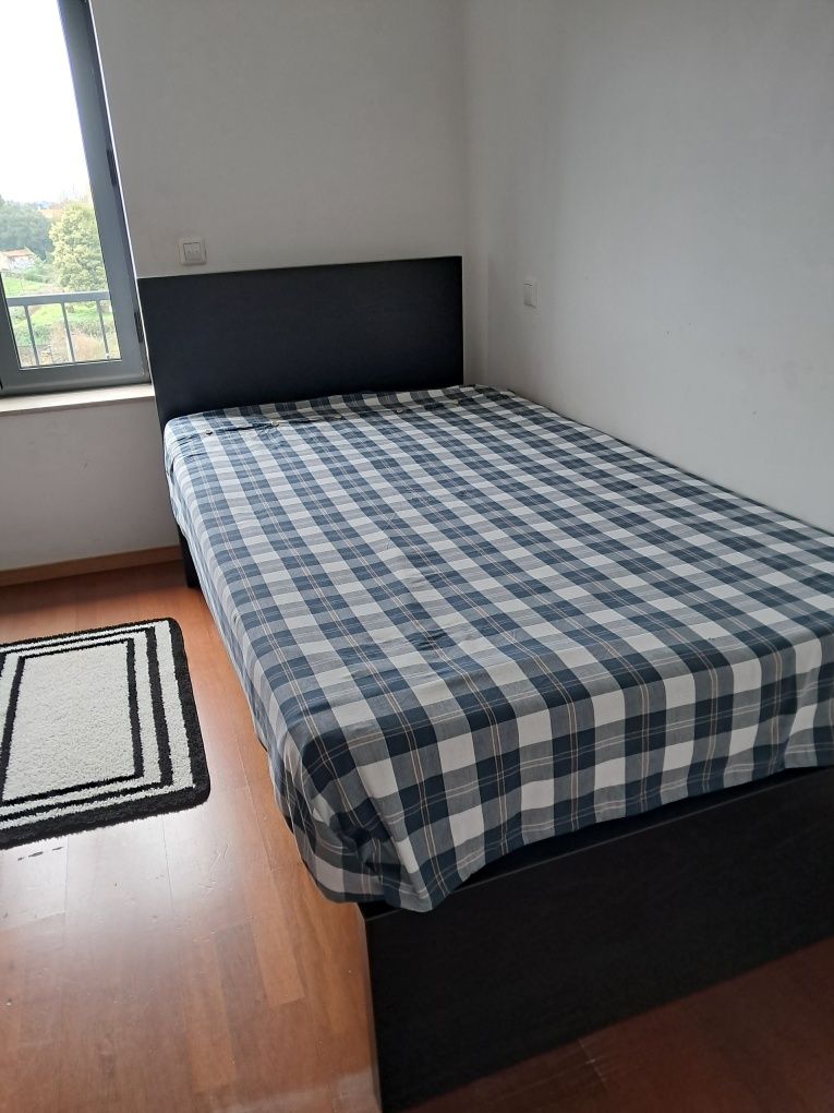 Cama de solteiro em preto IKea