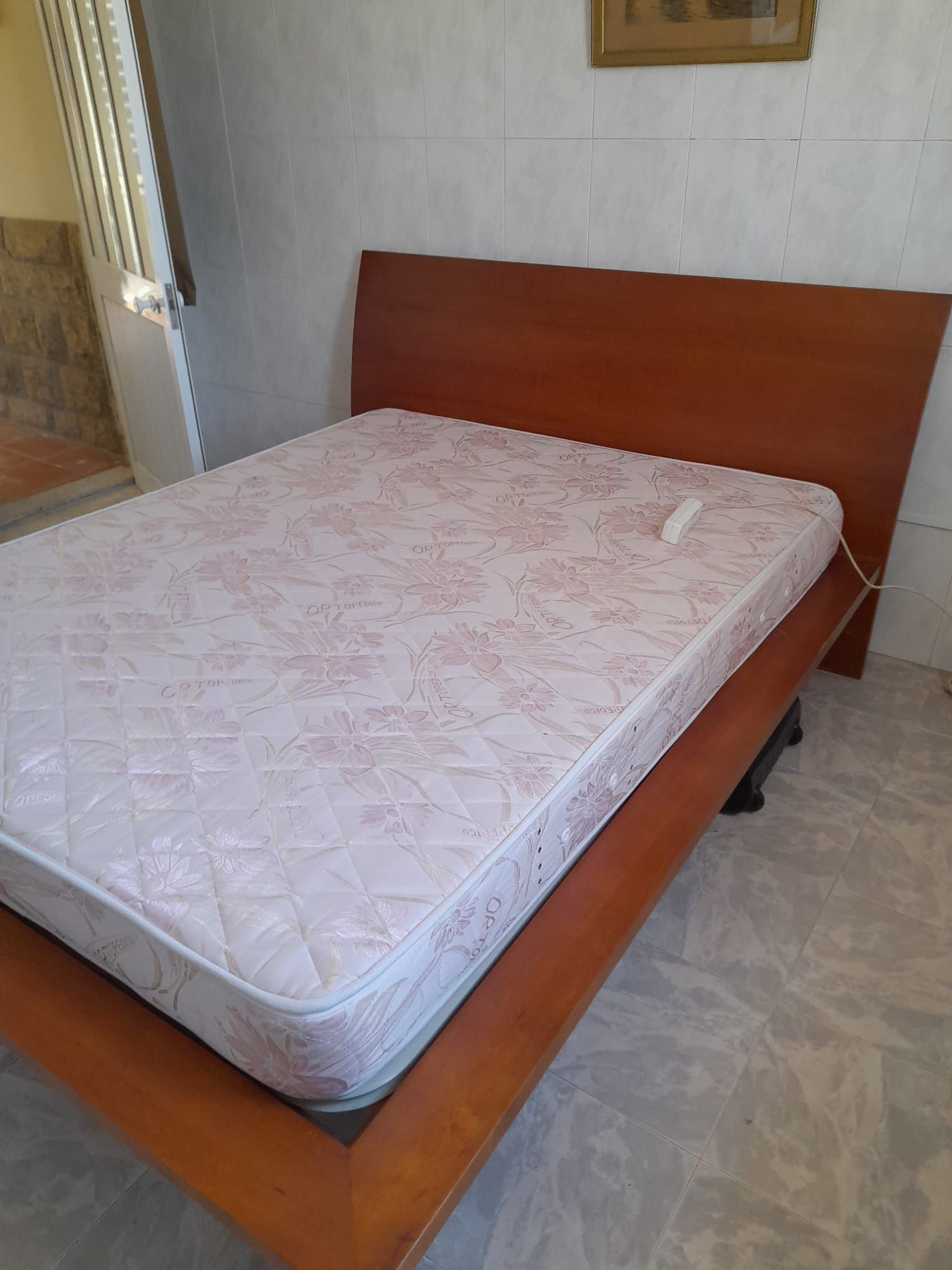 Cama de casal e colchão