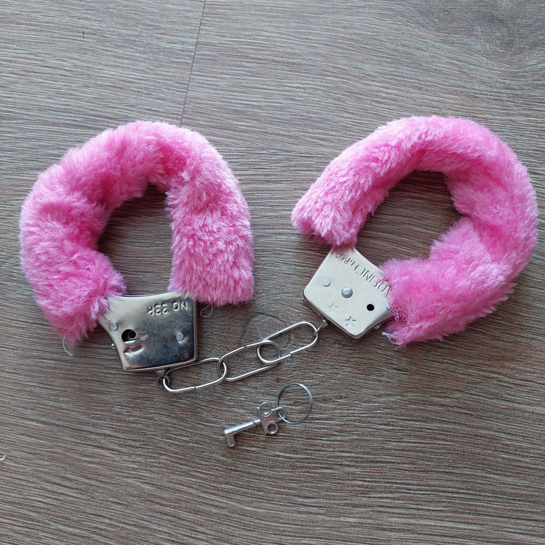 Zabawkowe kajdanki z futerkiem różowe