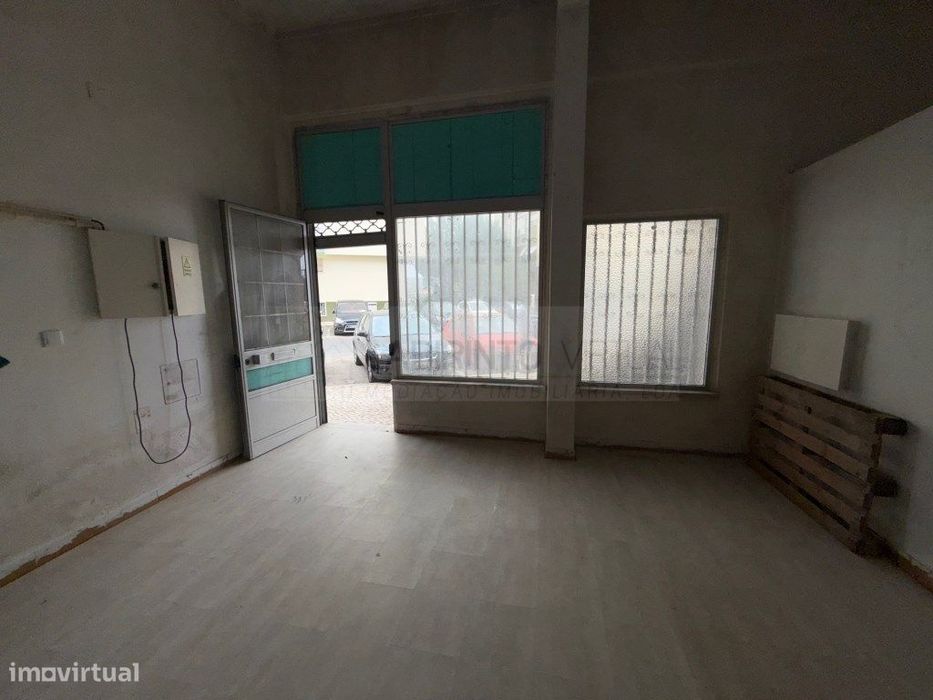 Vende-se Loja com 2 montras em Loures