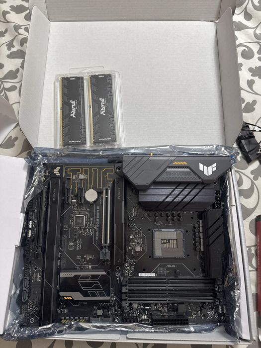 ASUS TUF Gaming B660 plus wifi + 32gb RAM DDR4