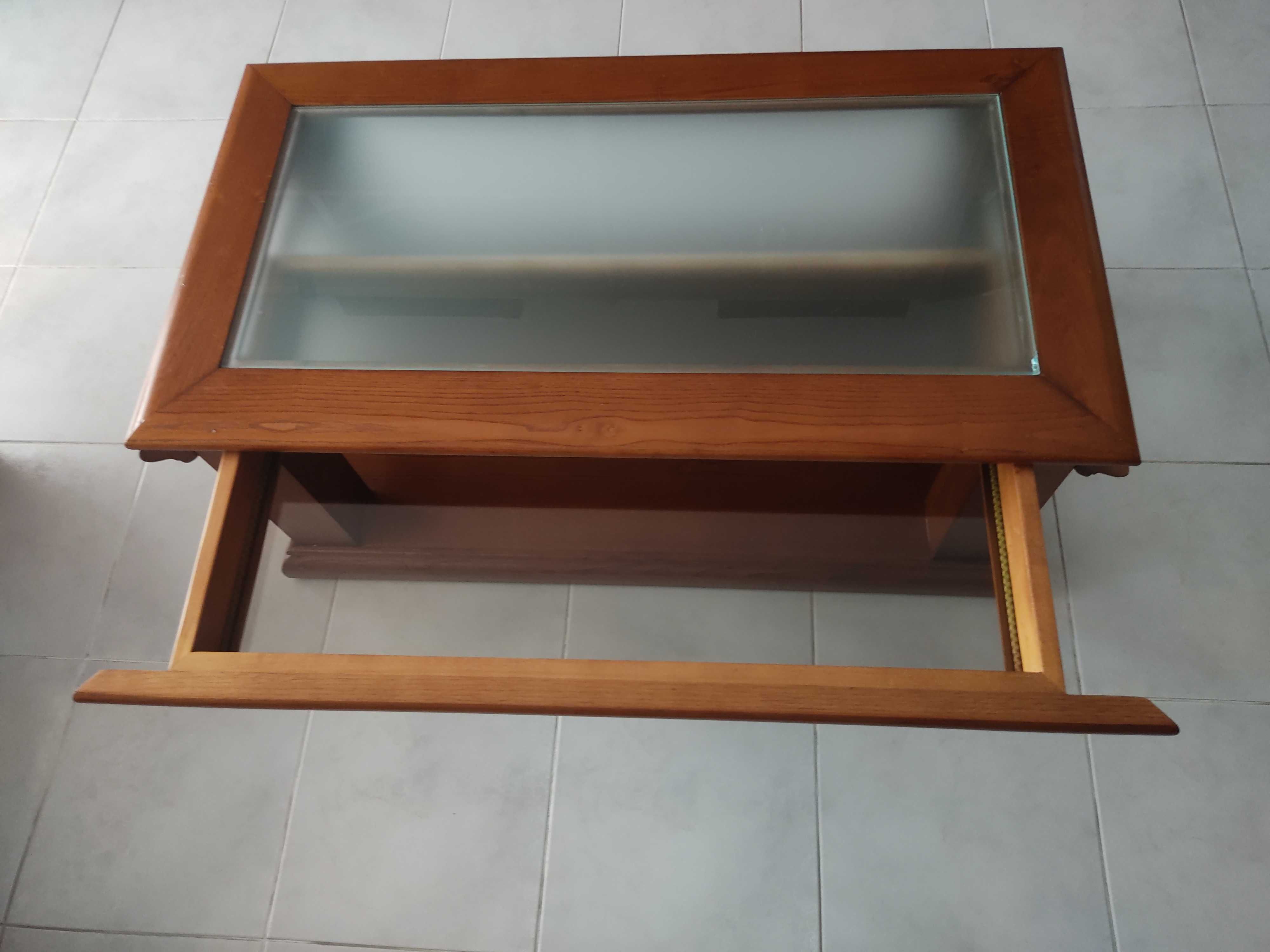 Mesa de centro com vidro