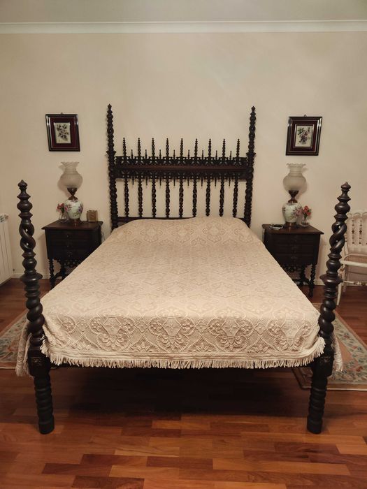 Mobília de quarto em madeira maciça