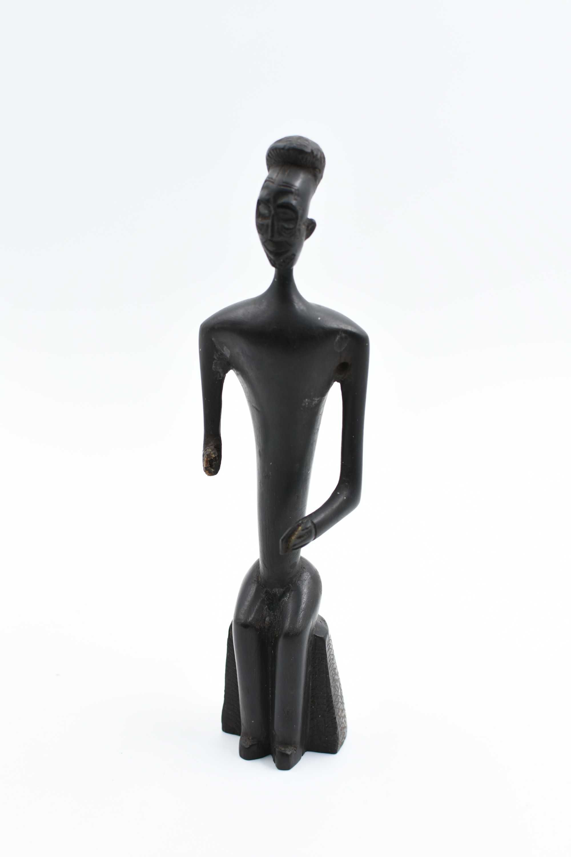 Pequena estatueta africana em pau preto